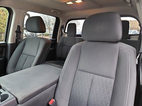Used 2018 Nissan Titan SV image 17