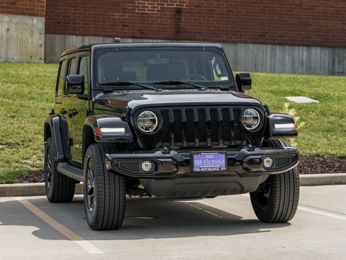Used 2022 Jeep Wrangler Unlimited Sahara AWD/4WD image 2