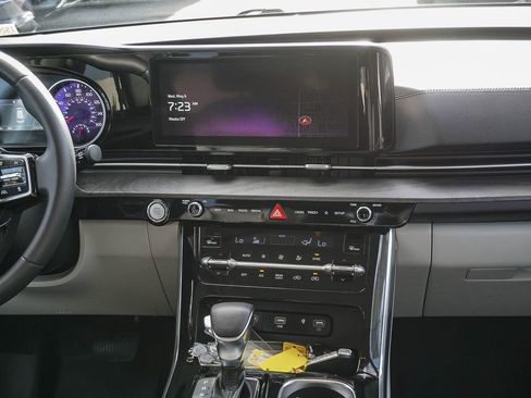 Used 2024 Kia Carnival EX FWD image 16
