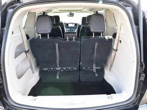 Used 2024 Chrysler Pacifica Limited FWD image 8