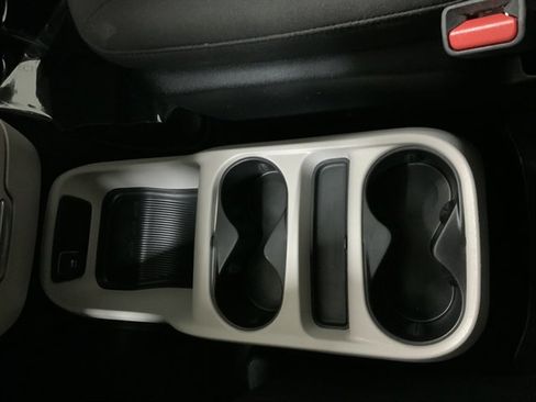 Used 2023 Chrysler Voyager LX image 38