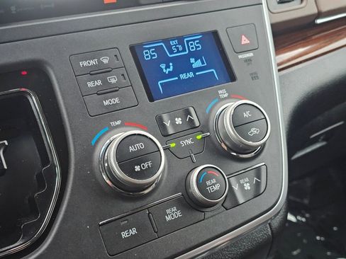 Used 2017 Toyota Sienna Limited Premium image 9