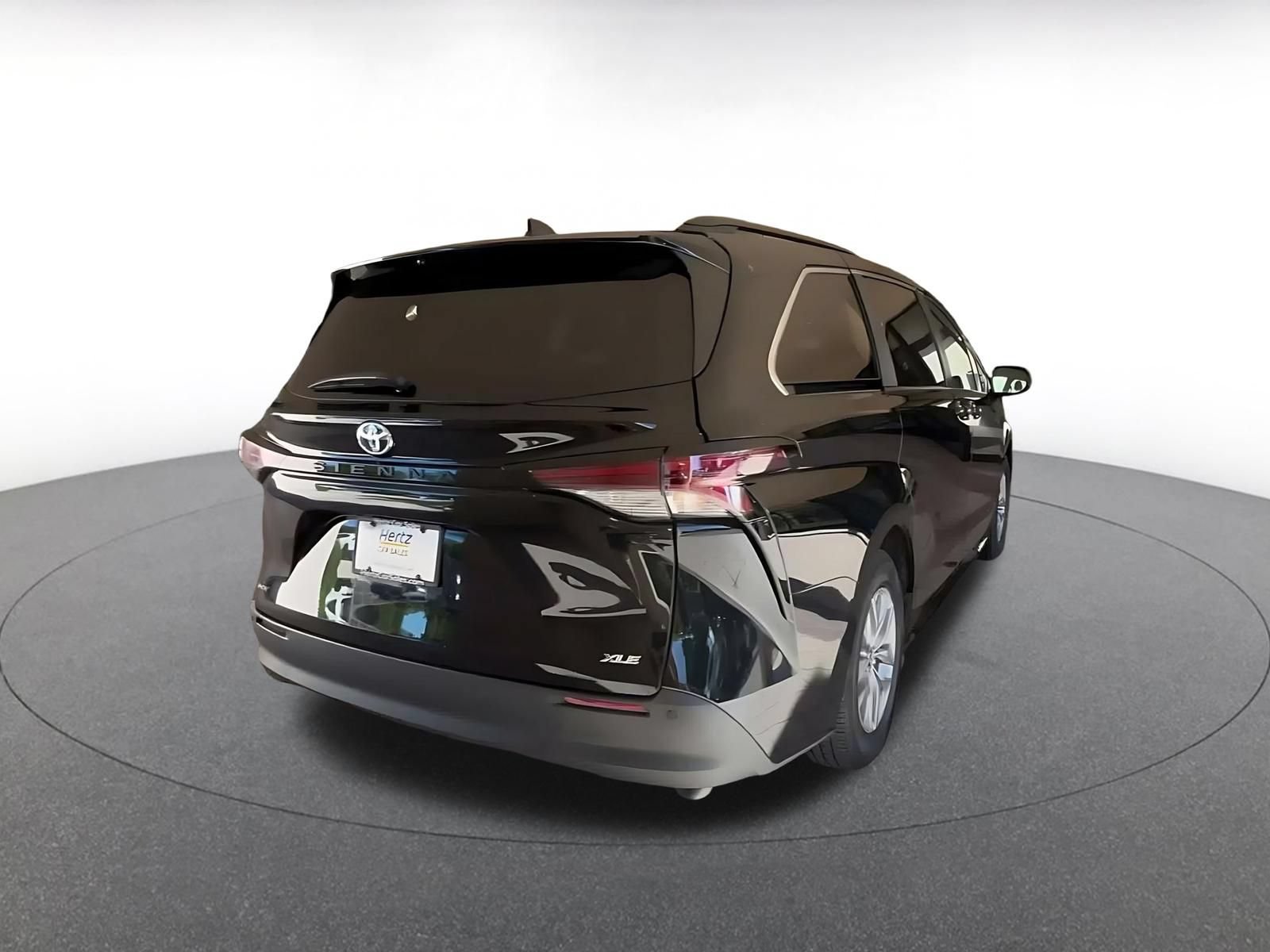Used 2025 Toyota Sienna XLE FWD image 14
