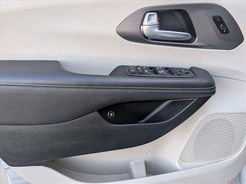 Used 2024 Chrysler Pacifica Select FWD image 11