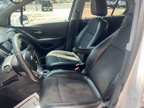 Used 2022 Chevrolet Trax LT w/ LT Convenience Package FWD image 12