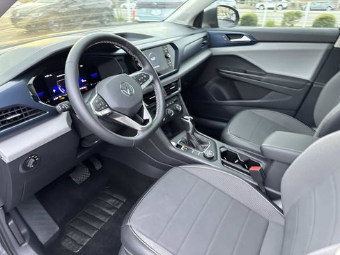 Certified 2022 Volkswagen Taos SE w/ Panoramic Sunroof Package image 11