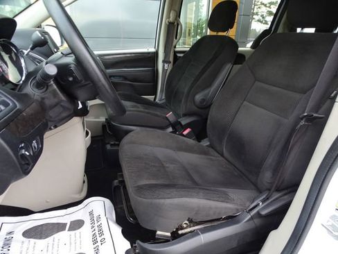 Used 2019 Dodge Grand Caravan SE w/ UConnect Hands-Free Group image 24