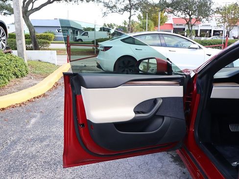 Used 2022 Tesla Model S image 25