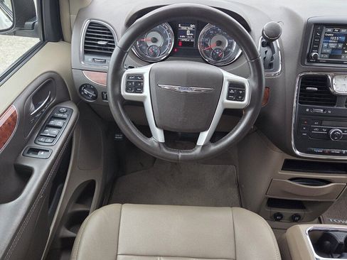 Used 2015 Chrysler Town & Country Touring image 13