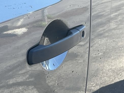 Used 2020 Nissan Frontier SV image 11