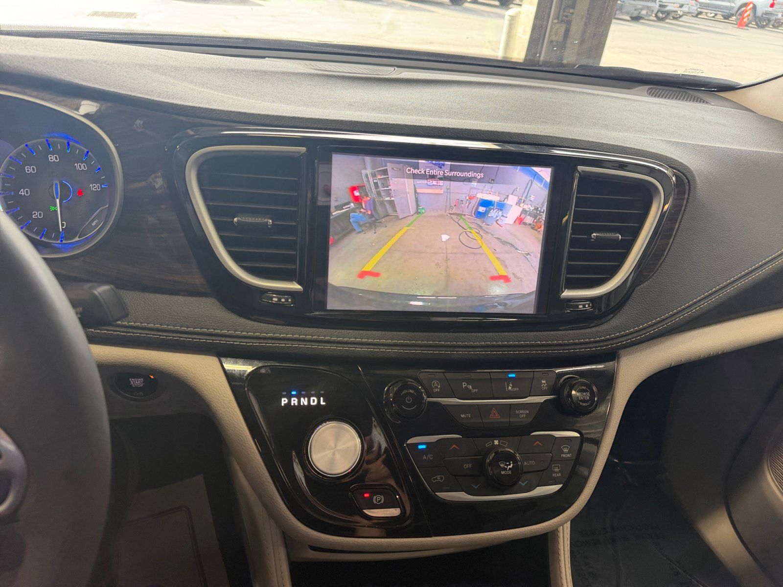 Used 2023 Chrysler Pacifica Limited FWD image 29