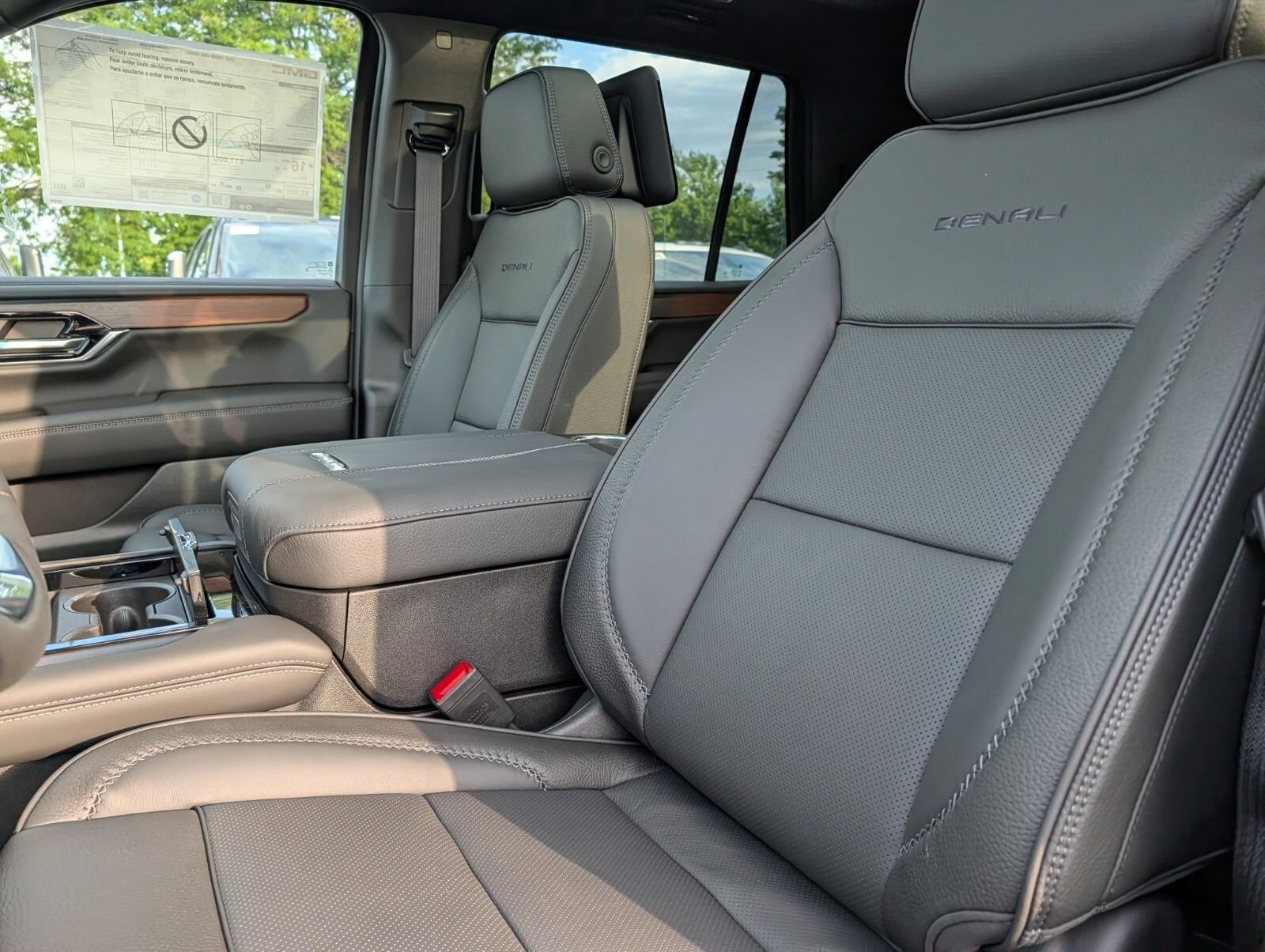 New 2026 GMC Yukon Denali w/ Denali Reserve Package AWD/4WD image 25