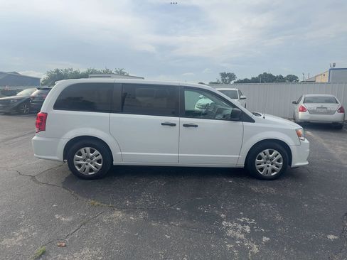 Used 2019 Dodge Grand Caravan SE w/ UConnect Hands-Free Group FWD image 5