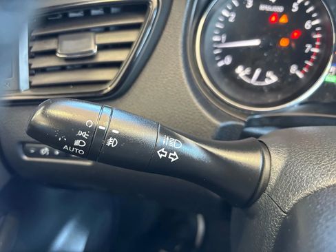 Used 2019 Nissan Rogue SL image 12