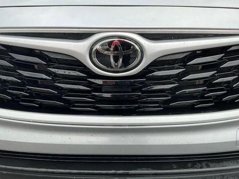 Used 2024 Toyota Highlander XLE image 10