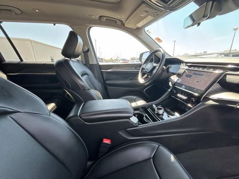 Used 2021 Jeep Grand Cherokee L Limited w/ Luxury Tech Group II image 16