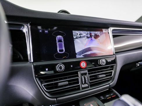 Certified 2025 Porsche Macan image 19