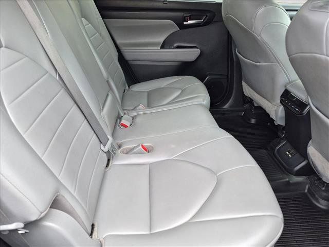 Used 2020 Toyota Highlander XLE AWD/4WD image 22