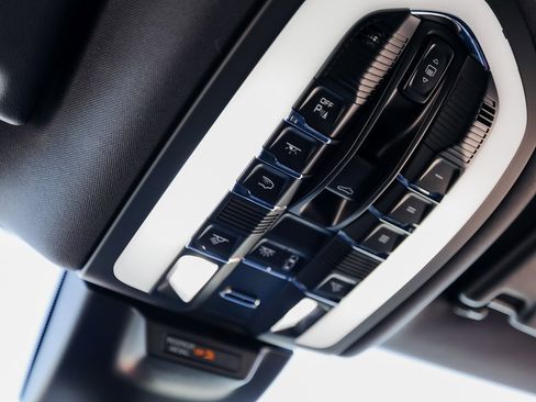 Certified 2025 Porsche Macan image 21