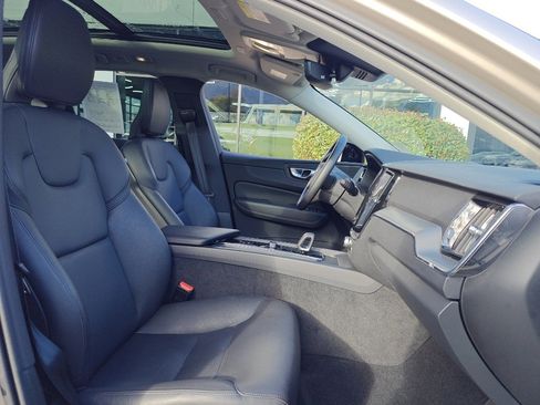 Used 2025 Volvo XC60 B5 Core image 28