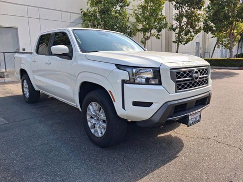 Used 2022 Nissan Frontier SV image 2