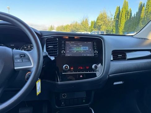 Used 2020 Mitsubishi Outlander ES AWD/4WD image 23