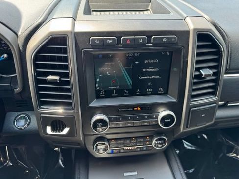 Used 2018 Ford Expedition XLT w/ Equipment Group 202A AWD/4WD image 17
