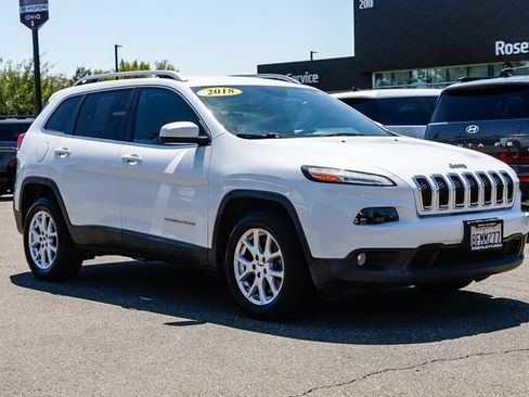Used 2018 Jeep Cherokee Latitude FWD image 6