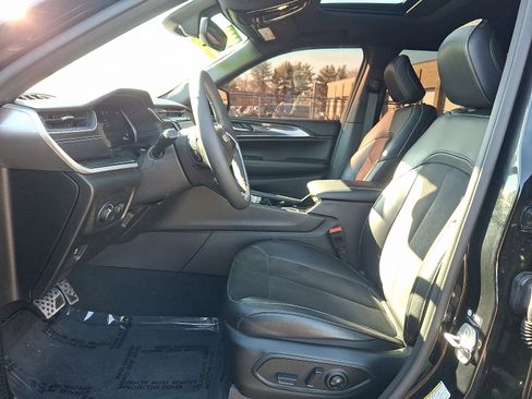 Used 2023 Jeep Grand Cherokee Altitude image 14