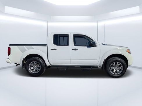 Used 2020 Nissan Frontier SV RWD image 2