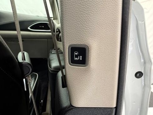 Used 2023 Chrysler Pacifica Limited FWD image 31