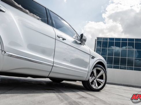 Used 2017 Bentley Bentayga AWD/4WD image 27