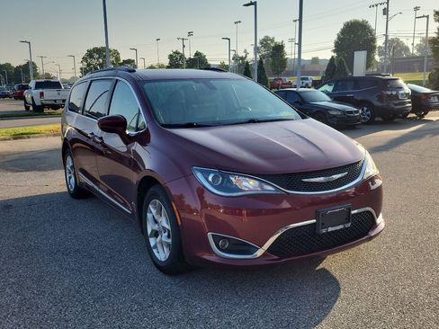 Used 2017 Chrysler Pacifica Touring-L w/ Tire & Wheel Group FWD image 8