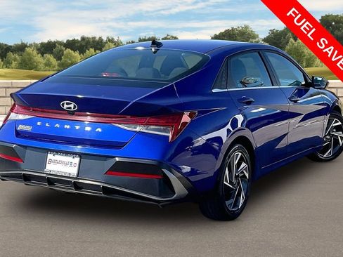 Used 2025 Hyundai Elantra SEL FWD image 12