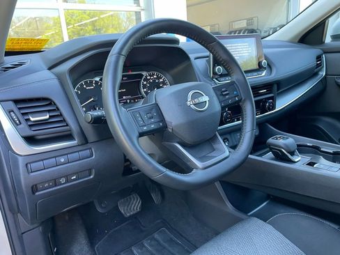 Used 2025 Nissan Rogue SV FWD image 10