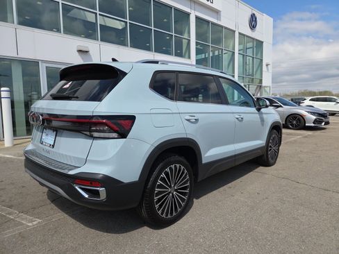 New 2026 Volkswagen Taos SE FWD image 4