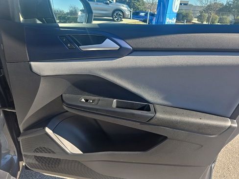 Used 2023 Volkswagen Taos SE w/ Panoramic Sunroof Package image 36