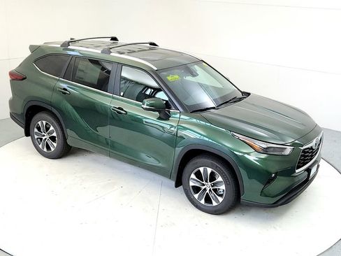Certified 2024 Toyota Highlander XLE AWD/4WD image 16