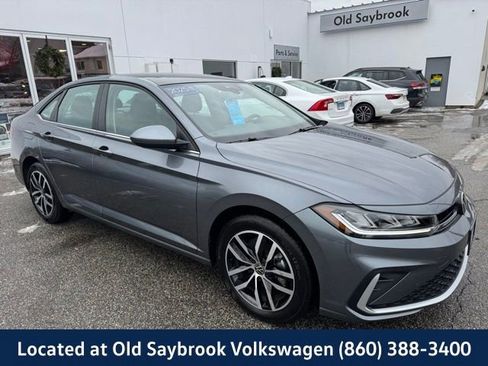 Certified 2025 Volkswagen Jetta SE image 3