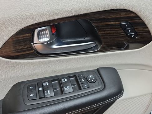 Used 2023 Chrysler Pacifica Limited image 26