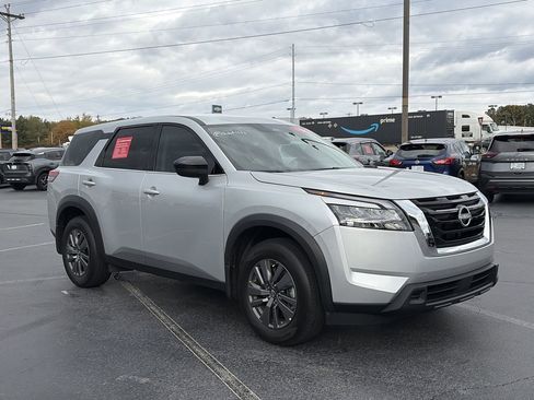 Certified 2025 Nissan Pathfinder S image 8