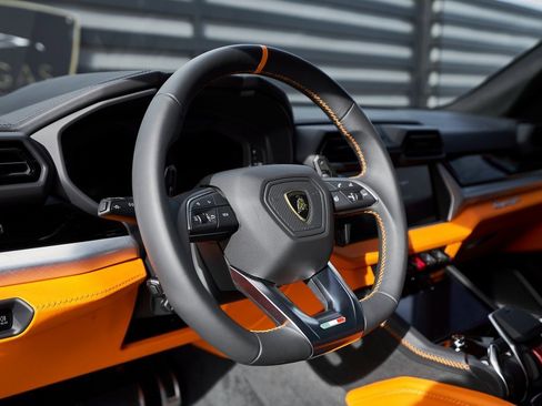 Used 2025 Lamborghini Urus SE image 35