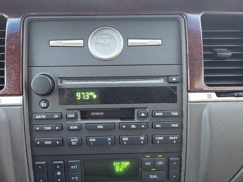 Used 2003 Lincoln Town Car Executive RWD image 10