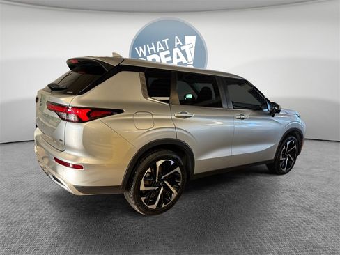 Used 2022 Mitsubishi Outlander SE image 3