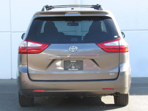 Used 2016 Toyota Sienna XLE w/ XLE Navigation Package FWD image 6