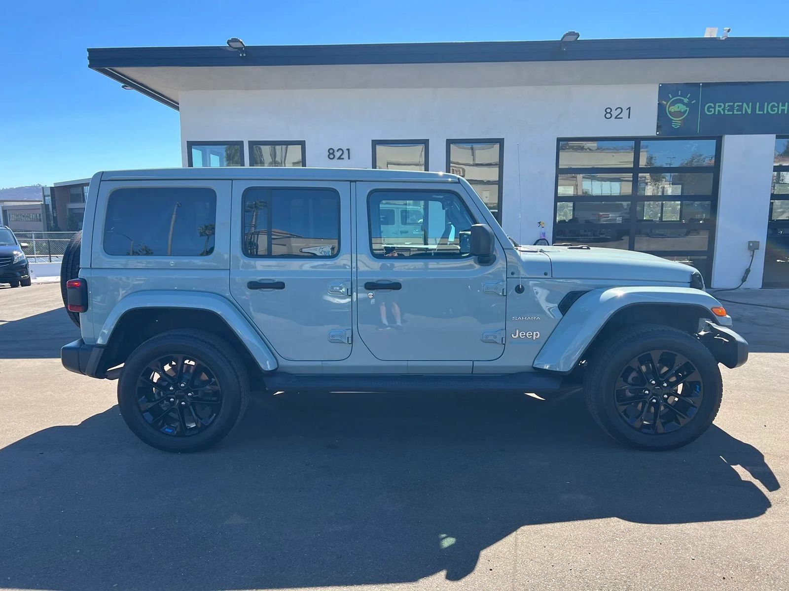 Used 2023 Jeep Wrangler Unlimited Sahara AWD/4WD image 4