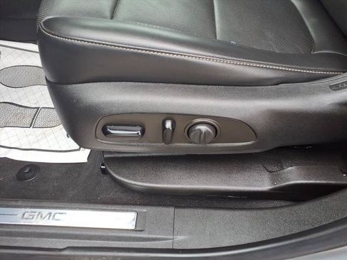 Used 2021 GMC Acadia SLT w/ Technology Package FWD image 14