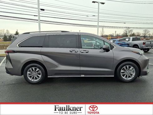 Certified 2024 Toyota Sienna XLE image 7