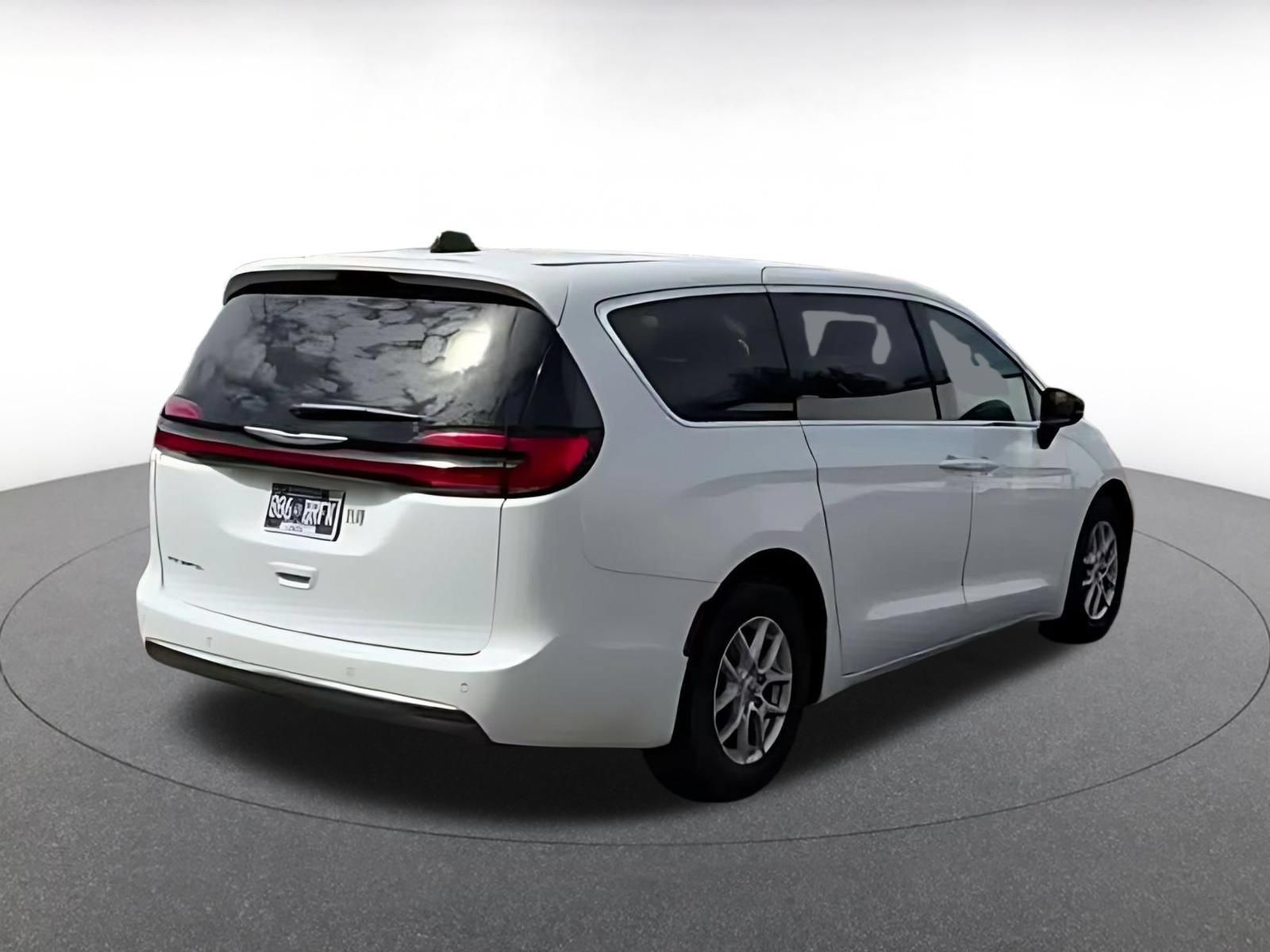Used 2025 Chrysler Pacifica Select FWD image 14