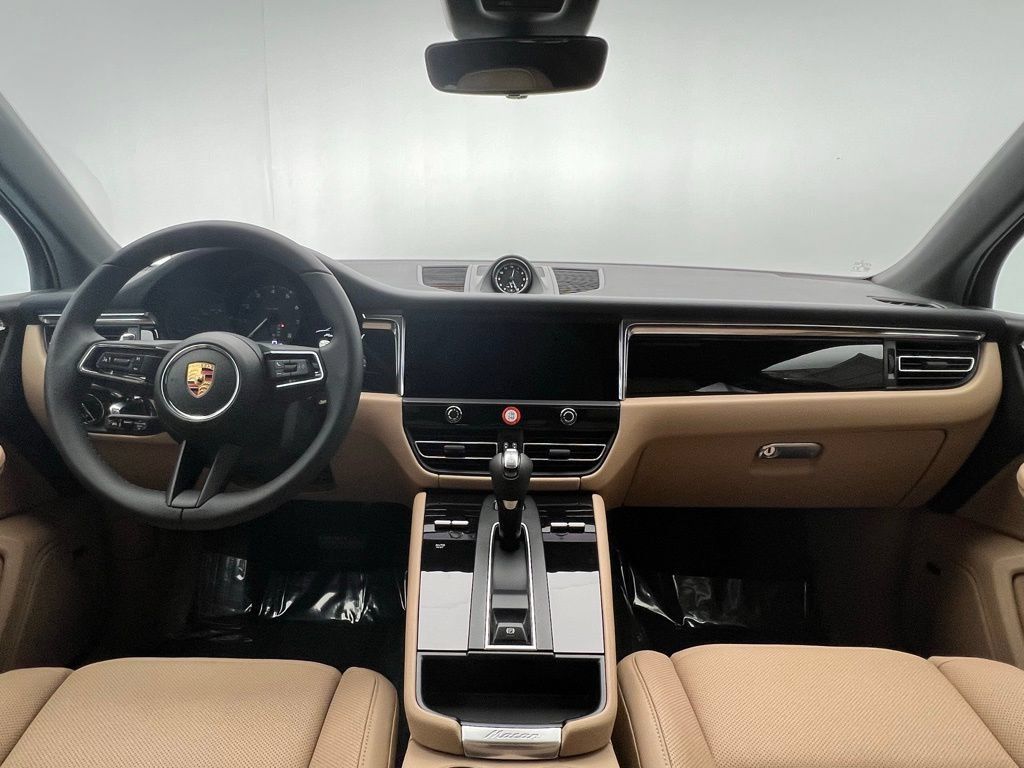 Certified 2026 Porsche Macan AWD/4WD image 6